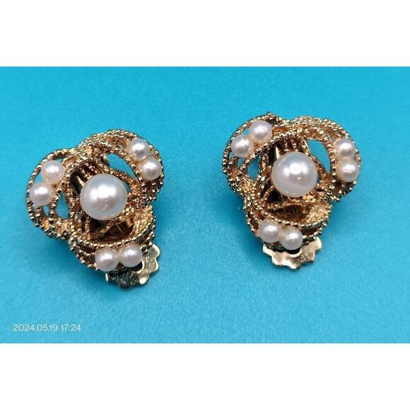 Unbranded 1" Gold tone Swirl beaded Abstract Bird Nest Faux Pearls Clip Ons - Picture 1 of 7